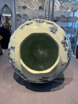 A large blue and white Dutch Delft chinoiserie vase and cover, late 17th C. — photo 18