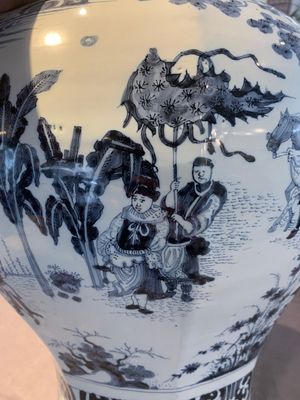 A large blue and white Dutch Delft chinoiserie vase and cover, late 17th C. — photo 23
