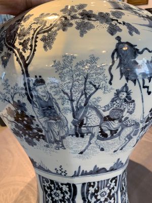 A large blue and white Dutch Delft chinoiserie vase and cover, late 17th C. — photo 26