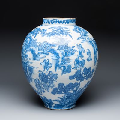 A large blue and white Dutch Delft chinoiserie vase in Transitional style, 17th C.