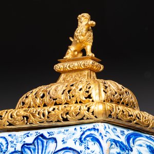 A large blue and white Dutch Delft 'Fountain of Youth' wall cistern with impressive reticulated gilt bronze cover, 18th C. — photo 2