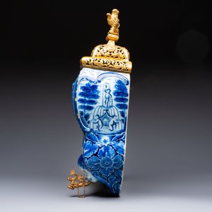 A large blue and white Dutch Delft 'Fountain of Youth' wall cistern with impressive reticulated gilt bronze cover, 18th C. — photo 5