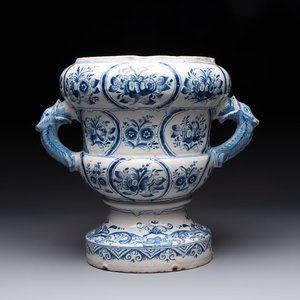 A large blue and white Dutch Delft garden vase with floral design, painter Gatse Sytses for Makkum, 18th C. — photo 1