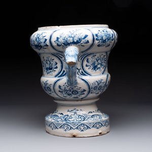 A large blue and white Dutch Delft garden vase with floral design, painter Gatse Sytses for Makkum, 18th C. — photo 2