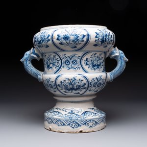 A large blue and white Dutch Delft garden vase with floral design, painter Gatse Sytses for Makkum, 18th C. — photo 3