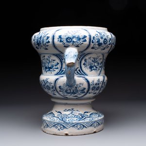 A large blue and white Dutch Delft garden vase with floral design, painter Gatse Sytses for Makkum, 18th C. — photo 4