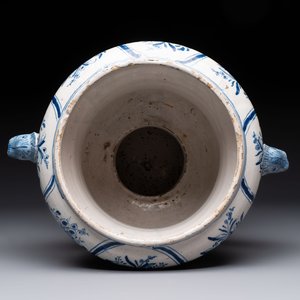 A large blue and white Dutch Delft garden vase with floral design, painter Gatse Sytses for Makkum, 18th C. — photo 5
