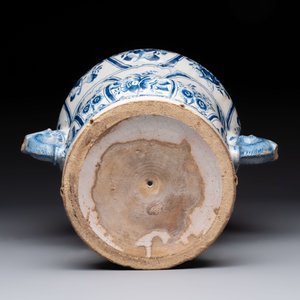 A large blue and white Dutch Delft garden vase with floral design, painter Gatse Sytses for Makkum, 18th C. — photo 6