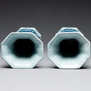 A large blue and white Dutch Delft garniture of five vases and covers, 2nd half 18th C. — photo 14