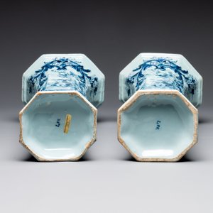 A large blue and white Dutch Delft garniture of five vases and covers, 2nd half 18th C. — photo 15