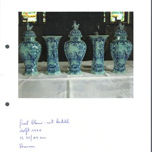 A large blue and white Dutch Delft garniture of five vases and covers, 2nd half 18th C. — photo 16