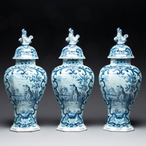 A large blue and white Dutch Delft garniture of five vases and covers, 2nd half 18th C. — photo 2