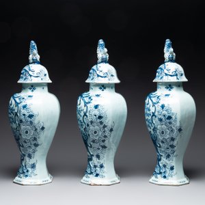 A large blue and white Dutch Delft garniture of five vases and covers, 2nd half 18th C. — photo 3