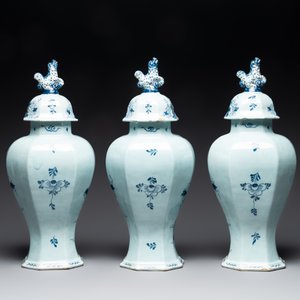 A large blue and white Dutch Delft garniture of five vases and covers, 2nd half 18th C. — photo 4