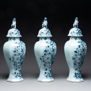 A large blue and white Dutch Delft garniture of five vases and covers, 2nd half 18th C. — photo 5