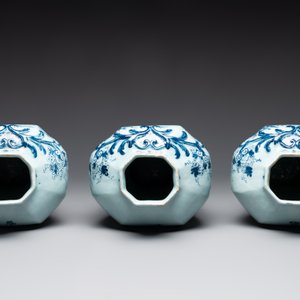 A large blue and white Dutch Delft garniture of five vases and covers, 2nd half 18th C. — photo 6