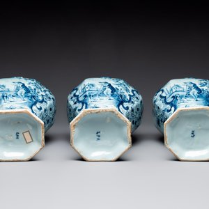 A large blue and white Dutch Delft garniture of five vases and covers, 2nd half 18th C. — photo 7