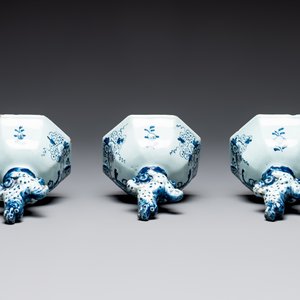 A large blue and white Dutch Delft garniture of five vases and covers, 2nd half 18th C. — photo 8
