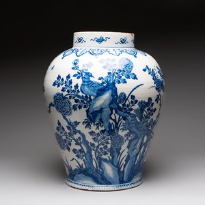 A large blue and white Dutch Delft Kangxi-style chinoiserie 'pheasant among peonies' vase, early 18th C. — 照片 1