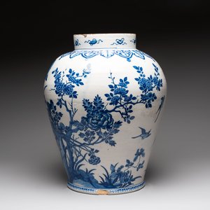 A large blue and white Dutch Delft Kangxi-style chinoiserie 'pheasant among peonies' vase, early 18th C. — 照片 2