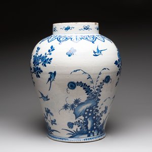 A large blue and white Dutch Delft Kangxi-style chinoiserie 'pheasant among peonies' vase, early 18th C. — 照片 3