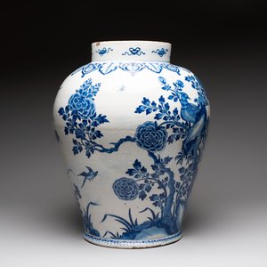 A large blue and white Dutch Delft Kangxi-style chinoiserie 'pheasant among peonies' vase, early 18th C. — 照片 4