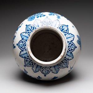 A large blue and white Dutch Delft Kangxi-style chinoiserie 'pheasant among peonies' vase, early 18th C. — 照片 5