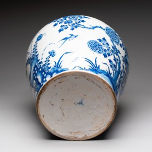 A large blue and white Dutch Delft Kangxi-style chinoiserie 'pheasant among peonies' vase, early 18th C. — 照片 6