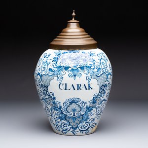 A large blue and white Dutch Delft tobacco jar, inscribed 'Clarak', 18th C. — photo 1
