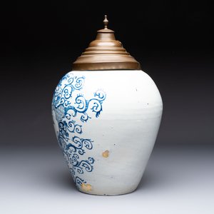 A large blue and white Dutch Delft tobacco jar, inscribed 'Clarak', 18th C. — photo 2