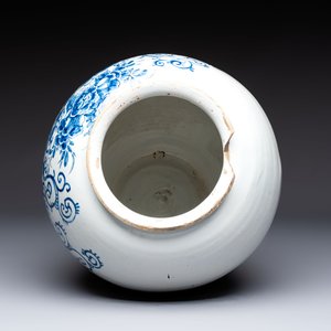 A large blue and white Dutch Delft tobacco jar, inscribed 'Clarak', 18th C. — photo 5