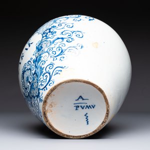 A large blue and white Dutch Delft tobacco jar, inscribed 'Clarak', 18th C. — photo 6