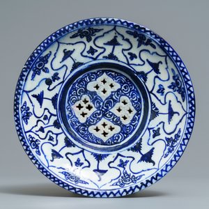 A large blue and white fritware spittoon or strainer, Qajar, Iran, 19th C. — 照片 6