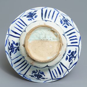 A large blue and white fritware spittoon or strainer, Qajar, Iran, 19th C. — 照片 7