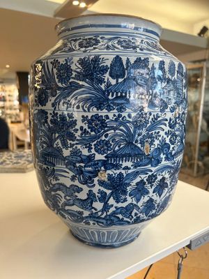 A large blue and white Italian maiolica albarello, Savona, 2nd half 17th C. — photo 2
