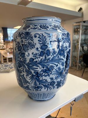 A large blue and white Italian maiolica albarello, Savona, 2nd half 17th C. — photo 3