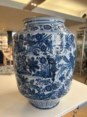 A large blue and white Italian maiolica albarello, Savona, 2nd half 17th C. — photo 4
