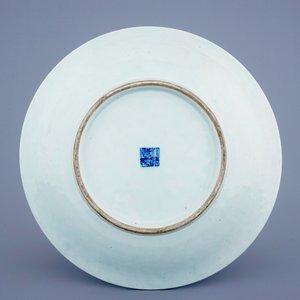 A large blue and white lotus scroll dish, Qianlong mark and of the period — 照片 2