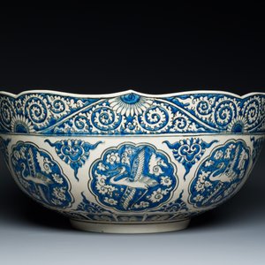 A large blue and white Safavid-style chinoiserie bowl, Samson, Paris, 19th C. — 照片 3