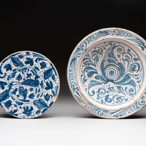 A large blue and white Spanish pottery dish and a 'leaping hare' tazza, Talavera, 17/18th C. — 照片 1