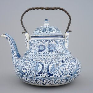 A large blue and white teapot kettle with iron handle, Bolsward, Friesland, 18th C. — photo 2