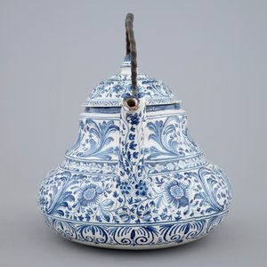 A large blue and white teapot kettle with iron handle, Bolsward, Friesland, 18th C. — photo 5