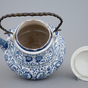A large blue and white teapot kettle with iron handle, Bolsward, Friesland, 18th C. — photo 6