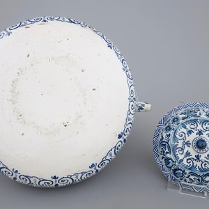 A large blue and white teapot kettle with iron handle, Bolsward, Friesland, 18th C. — photo 7