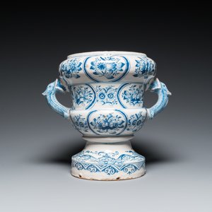 A large blue and white two-handled Frisian Delftware jardinière with dolphin handles, Makkum, 18th C. — photo 4
