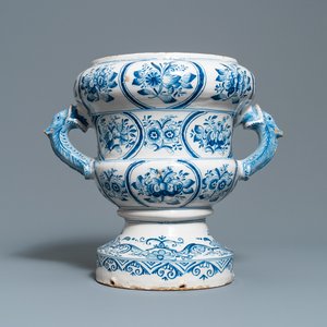 A large blue and white two-handled urn with floral design, Makkum, 18th C. — 照片 1