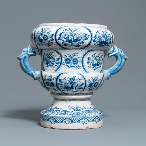 A large blue and white two-handled urn with floral design, Makkum, 18th C. — 照片 3