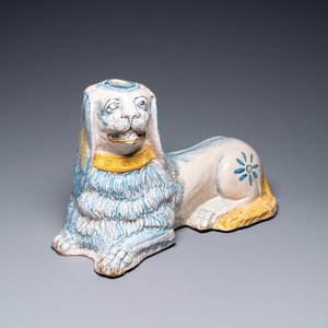 A large blue, white and yellow model of a recumbent lion, Nevers, France, 17th C. — 照片 1