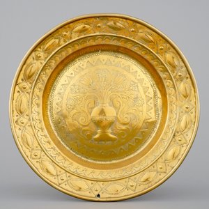 A large brass alms dish with stylised flower vase, Mechelen, 17th C. — 照片 1