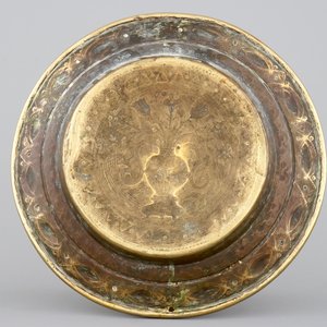 A large brass alms dish with stylised flower vase, Mechelen, 17th C. — 照片 3